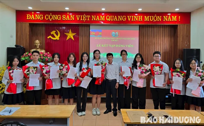 20 học sinh Trường THPT chuyên Nguyễn Trãi được kết nạp Đảng